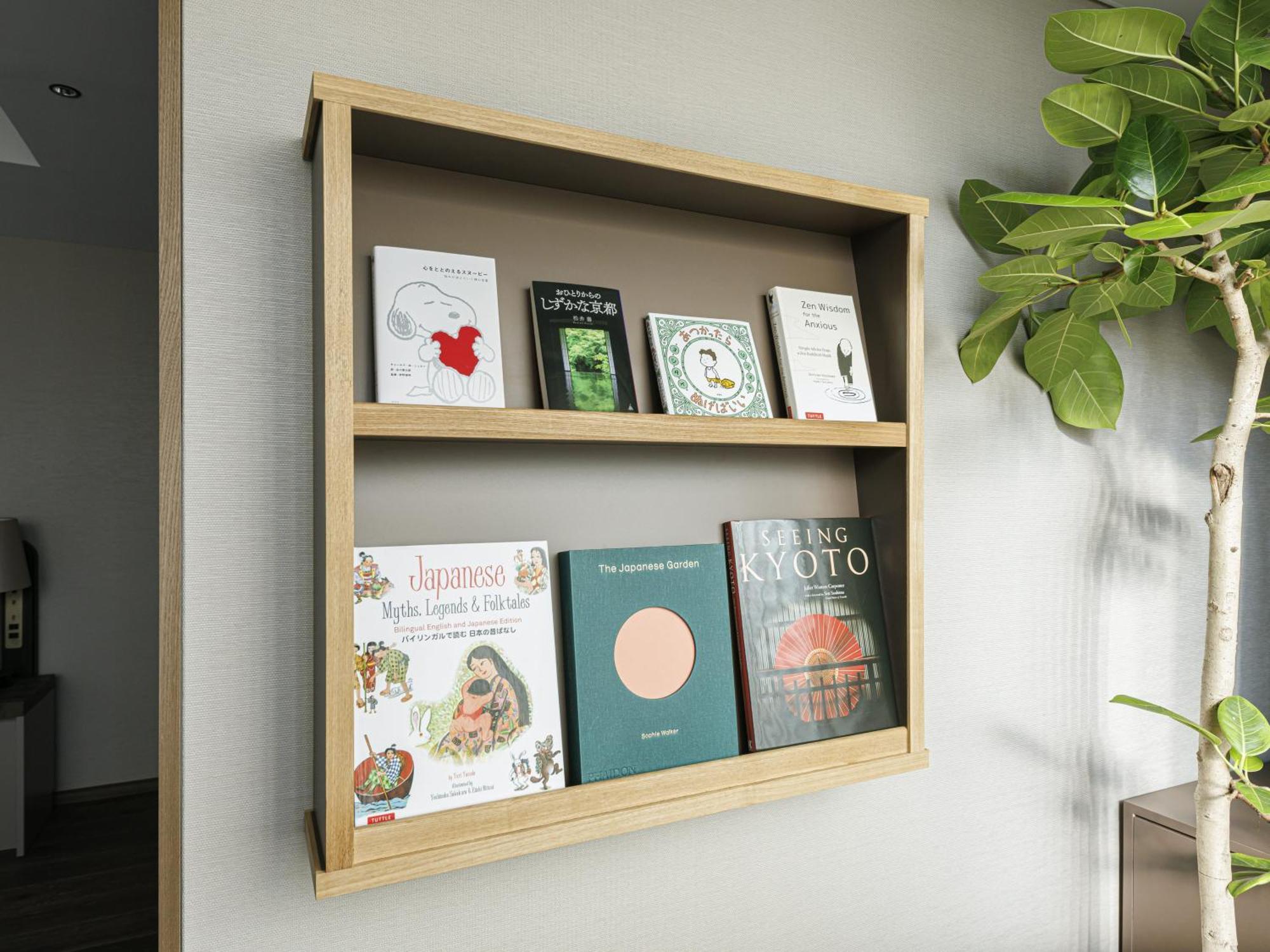 Good Nature Hotel Kyōto Zimmer foto A wall-mounted bookshelf