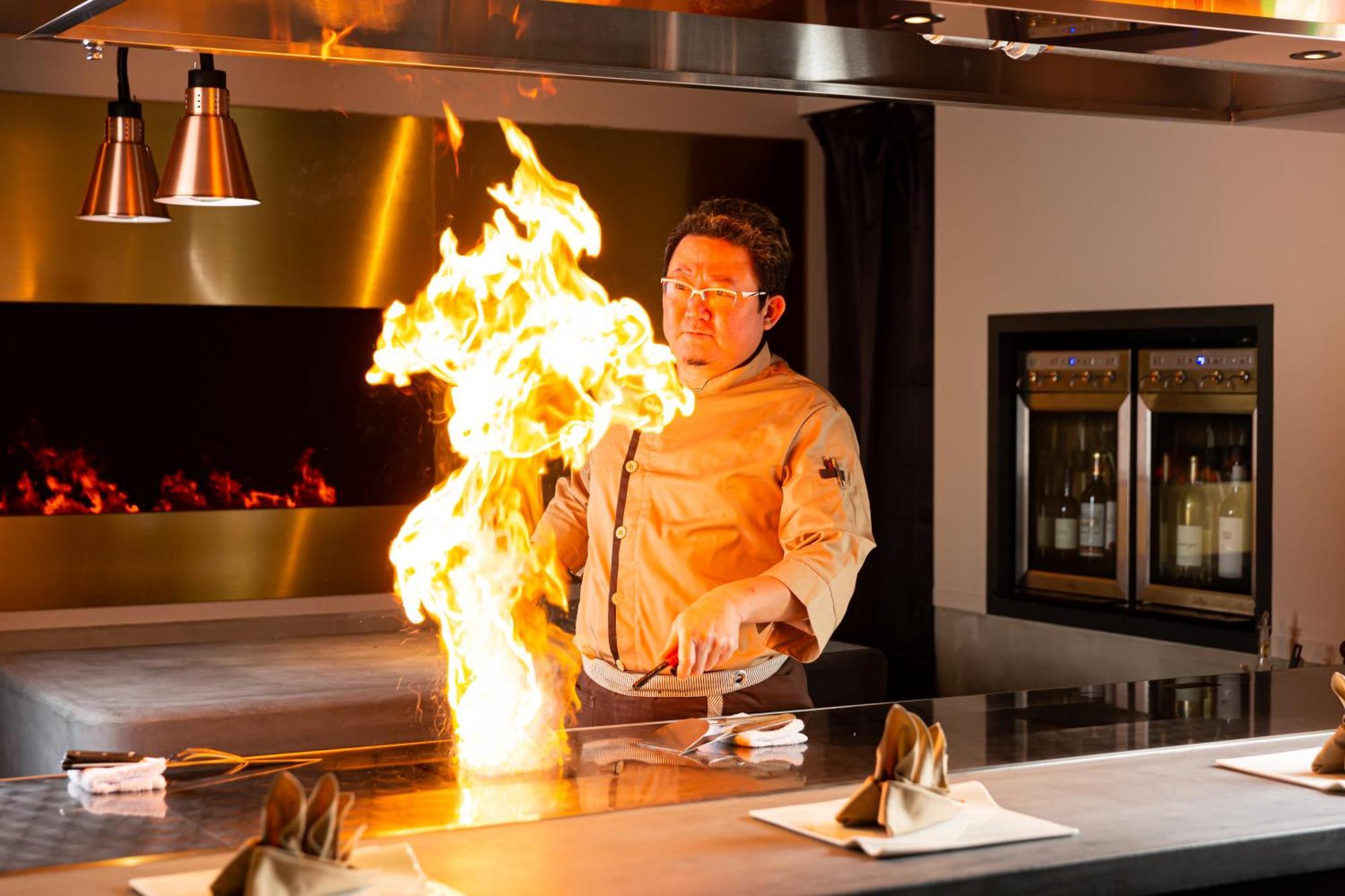 Good Nature Hotel Kyōto Exterior foto A chef cooking with a flaming torch
