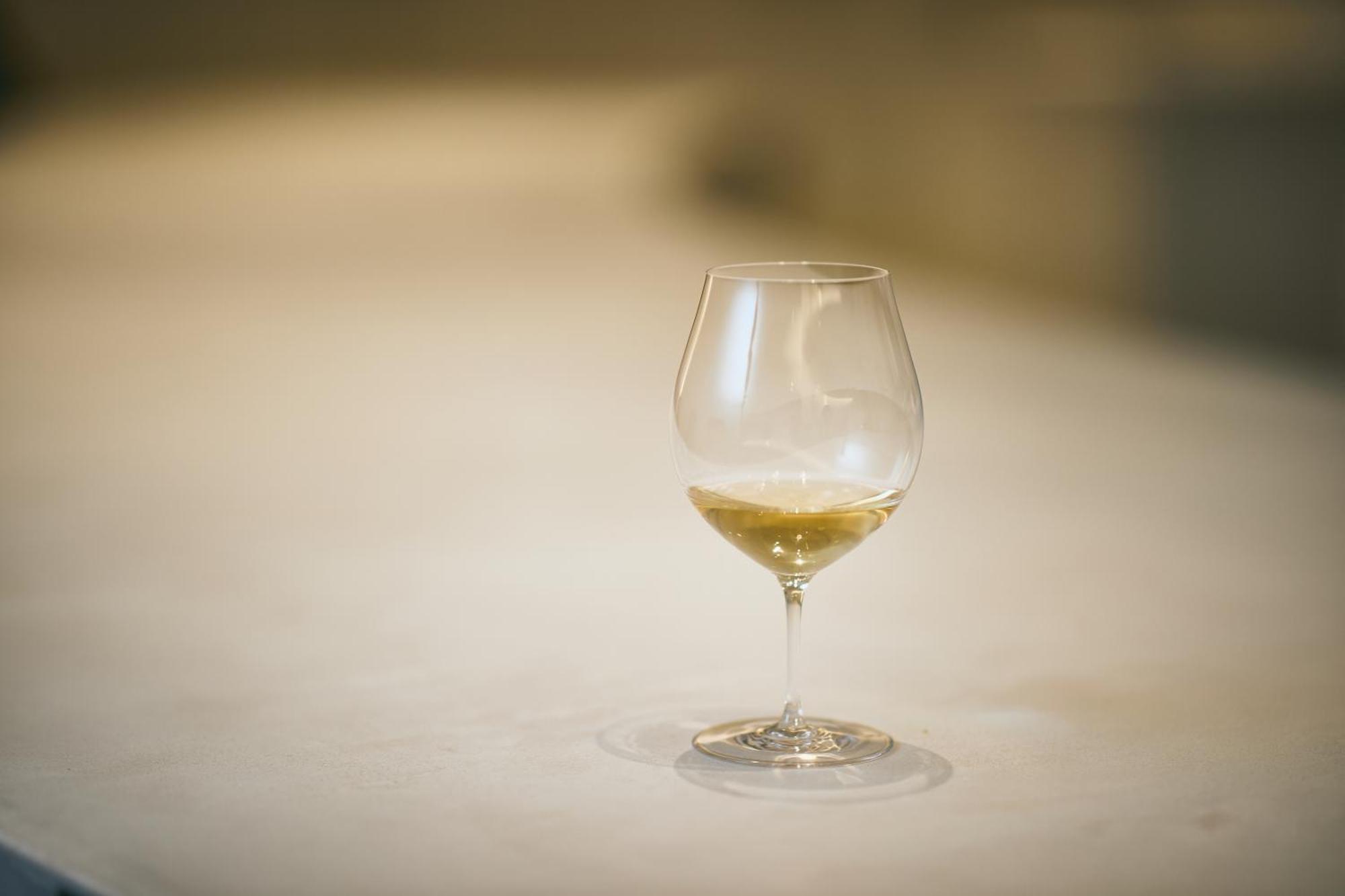 Good Nature Hotel Kyōto Exterior foto A glass of white wine